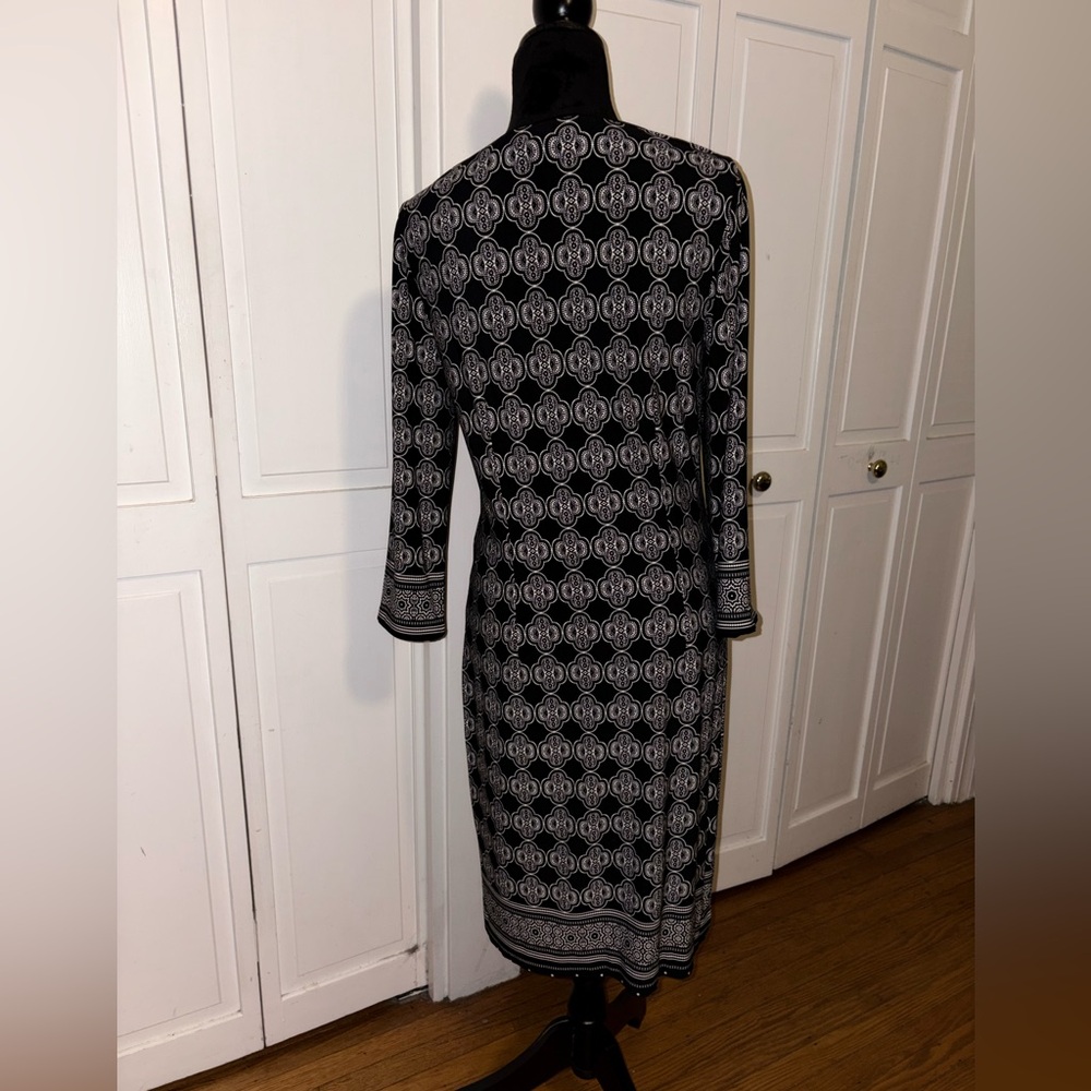 White House Black Market Black & White Medallion Shift Dress | M - Picture 4 of 6